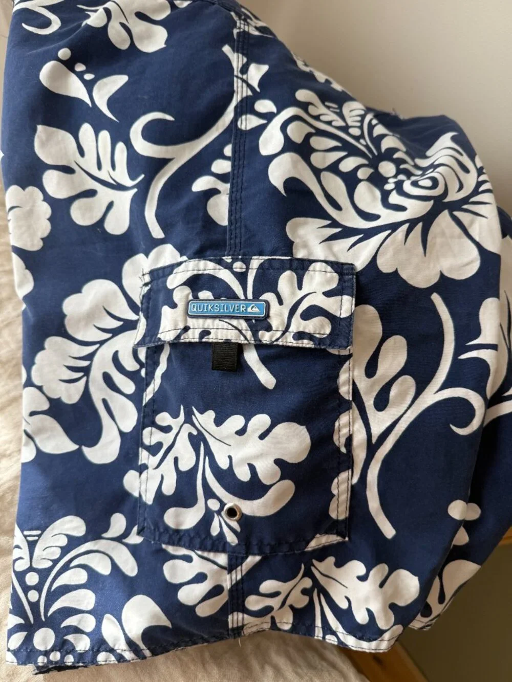 Vintage 90s / 00s Quiksilver Hawaiian Floral Boardshorts Navy White Size 34